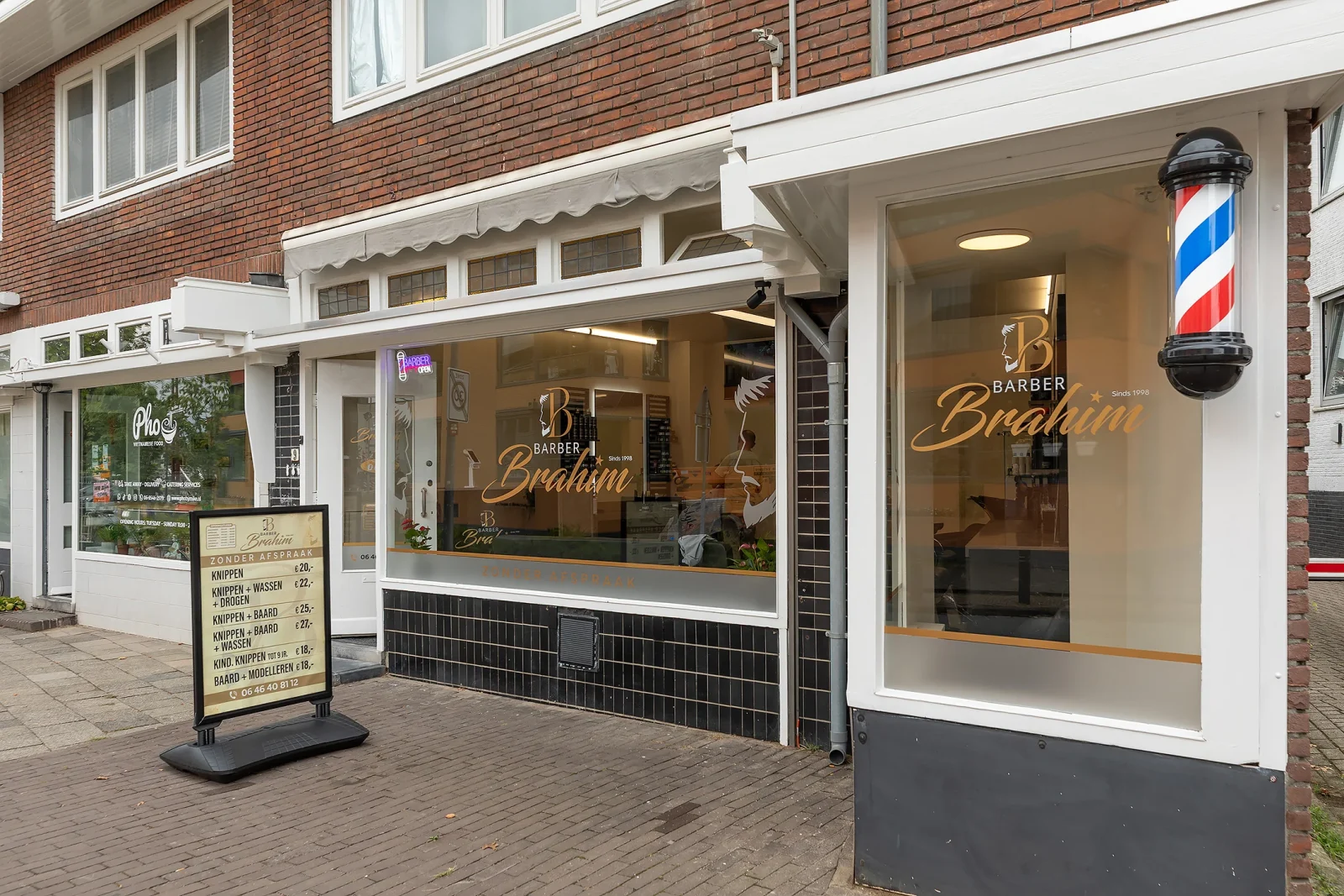 Gevel van Barber Brahim met de klassieke kapperspaal