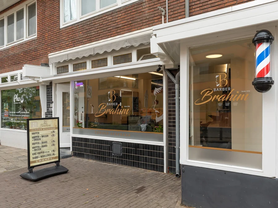 Gevel van Barber Brahim met de klassieke kapperspaal