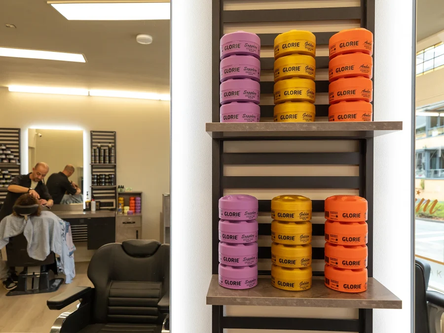 Barbier aan het werk bij de stylingproducten