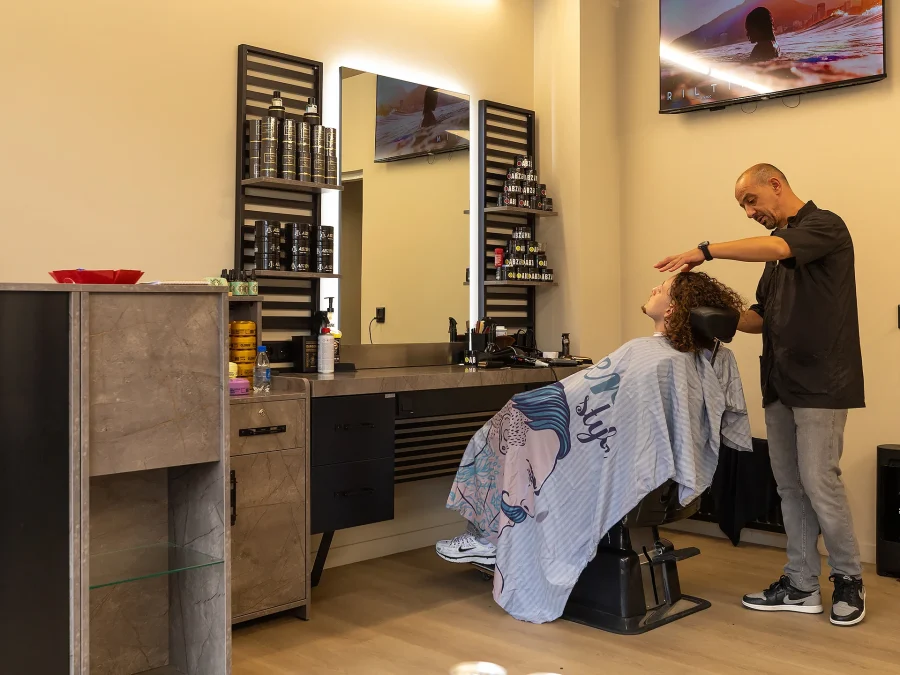 Barbier aan het werk, klant in de stoel